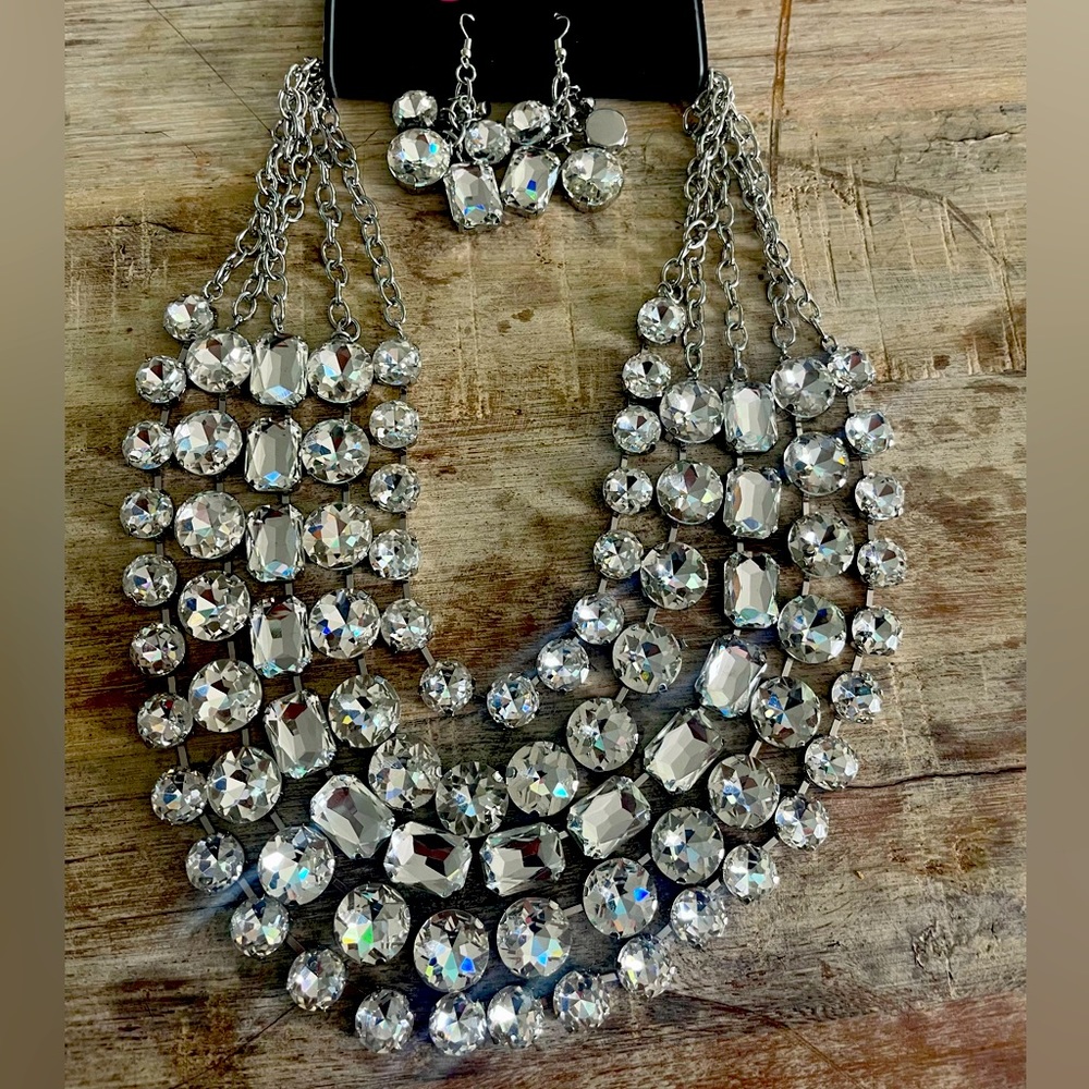 Stunning necklace and earring set